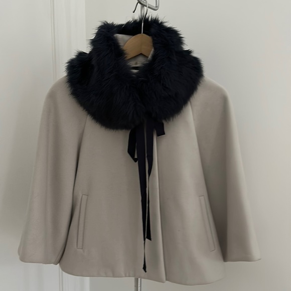 TAHARI - silver cape with navy fur collar - Picture 1 of 13